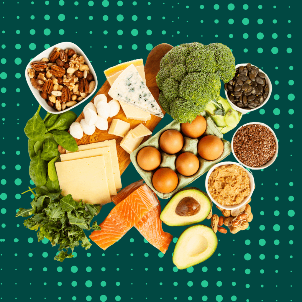 Variedad de alimentos nutritivos para la dieta keto, incluyendo huevos, aguacate, salmón, nueces, semillas, quesos y verduras de hoja verde